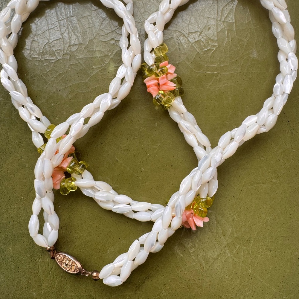Elegant White Mother of Pearl vintage Beaded Necklace